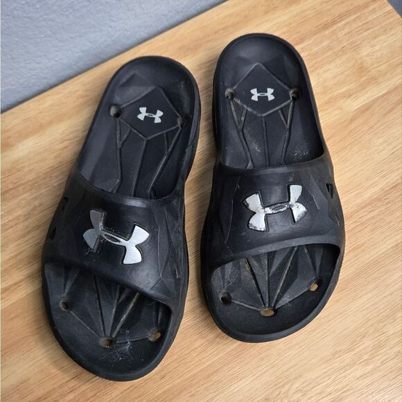 Under Armour Other - Under Armour Boys Black Slide Sandals Y5/W6 Slip-On Pool Beach Locker Gym Sporty